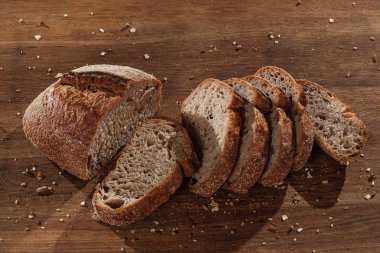 Ahşap mutfak masasında taze pişmiş ekmek, yakın çekim.