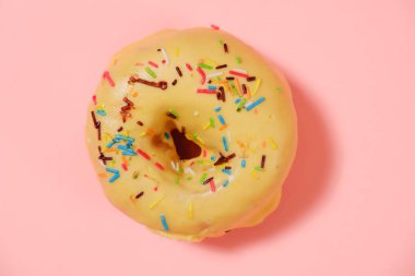 Pembe bir arka plan üzerinde lezzetli çörek yakın çekim