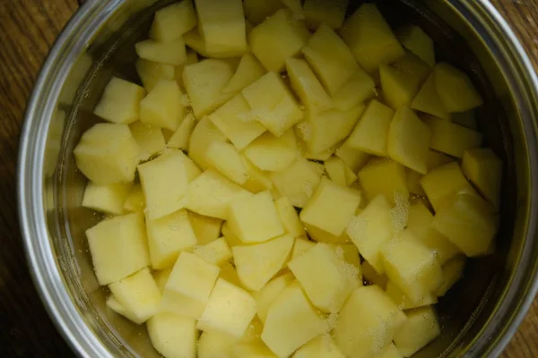 Aardappelen Stukken Gesneden Water Een Metalen Kom Voor Het Koken — Stockfoto