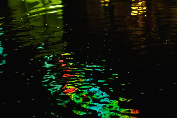 Una Pozzanghera Una Notte Pioggia Città Con Riflessi Lanterne Cartelli — Foto Stock