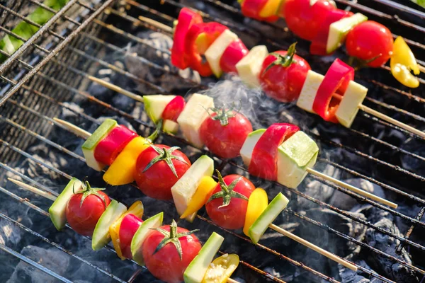 Gegrillte Gemüsespieße Einer Kräutermarinade Auf Einer Grillpfanne Zwiebel Von Oben — Stockfoto