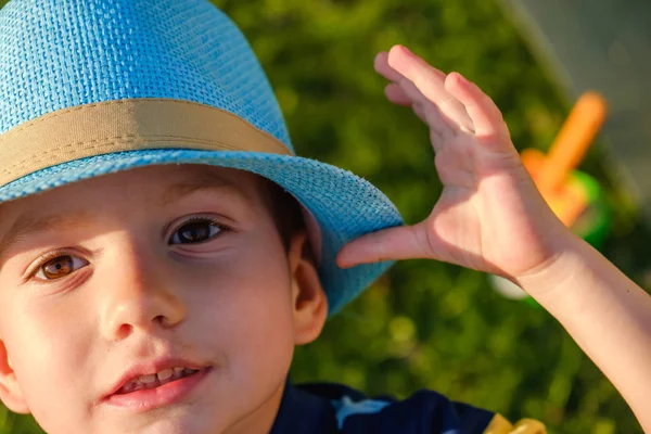 Knappe Jongen Liggen Gras Weinig Dromer Ligt Weiland Met Hoed — Stockfoto