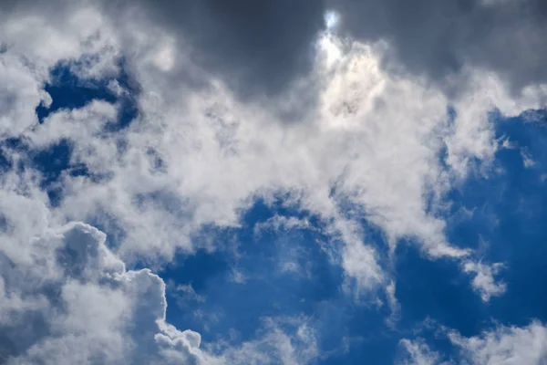 Blå Himmel Med Vita Moln Sommaren Himlen Ljus Vacker Bakgrund — Stockfoto