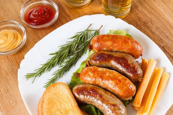 Oktoberfest Comida Tradicional Cerveja Carne Assada Linguiça Frango Fundo Madeira — Fotografia de Stock