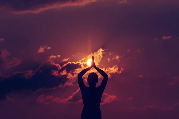 Junge Frau Macht Yoga Oder Fitness Bei Sonnenuntergang Silhouette Auf — Stockfoto
