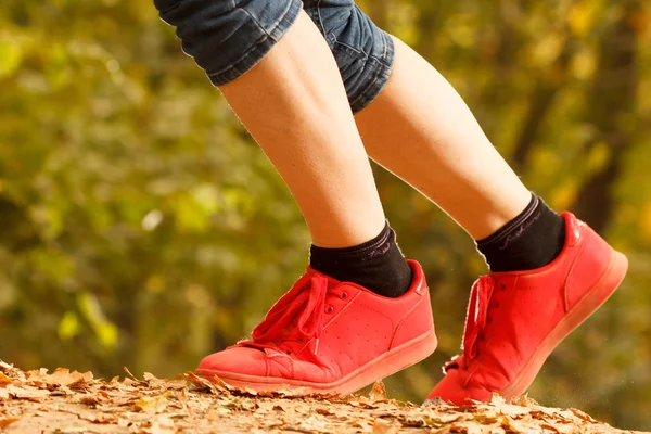 Frau Bindet Schnürsenkel Bevor Sie Losläuft Sportliches Mädchen Joggt Park — Stockfoto