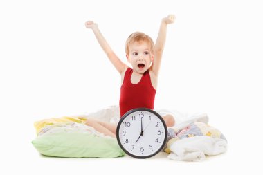 Küçük çocuk ile çalar saat yatakta uyanmak kavramı