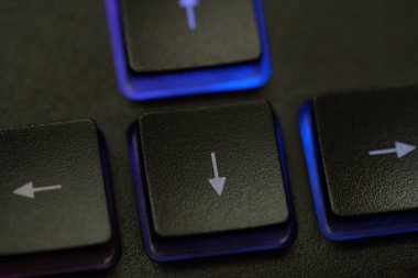 Bilgisayar pc veya dizüstü klavye kullanmak için taşıma imleç aydınlatmalı klavye ok düğmesini