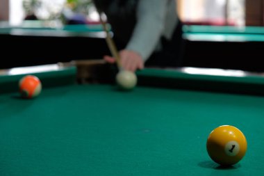 Bilardo bilardo oynayan genç esmer kadın çubuk,