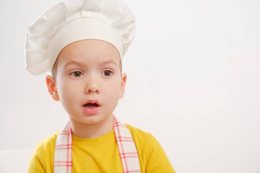 bir aşçı kap ve önlük beyaz arka plan üzerinde küçük çocuk