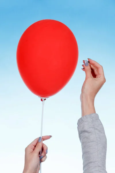 Aiguille Main Près Ballon Isolé Sur Fond Blanc Concept Danger — Photo