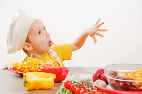 Здорове Харчування Щаслива Дитина Кулінарній Шапці Готує Їсть Овочі Кухні — стокове фото