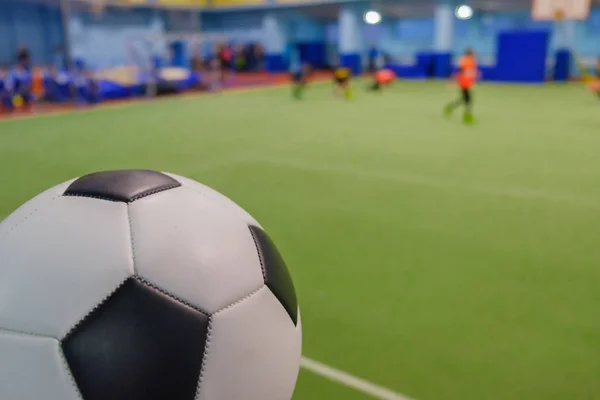 Bola Futebol Estádio Jogadores Futebol Desfocados Fundo Campo — Fotografia de Stock