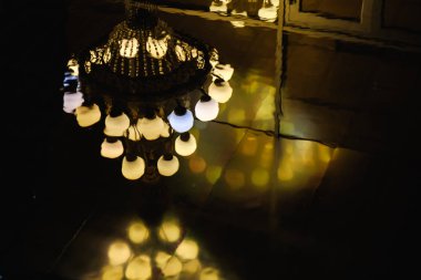 Bir su birikintisine yağmurlu bir gecede şehrin yansımaları fenerler ve reklam işareti ile. Çizgi, mavi tonları görüntüde düzeyini görünümünden kapatın