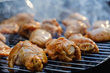 Keşhanede eşek muhabbeti kol doğada bir yaz bahçesinde çimenlerin üzerinde duruyor. Aile, lezzetli yemek için balık evde sigara.
