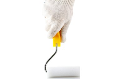 Beyaz arka plan üzerinde izole bir boya silindiri elinde eldiven El