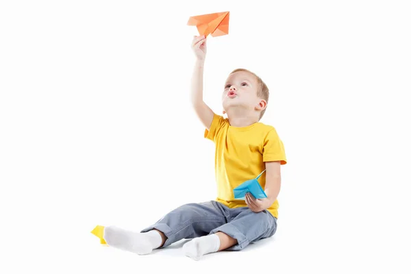 Glückliches Kind Spielt Mit Spielzeugpapier Flugzeug Vor Isoliertem Weißen Hintergrund — Stockfoto