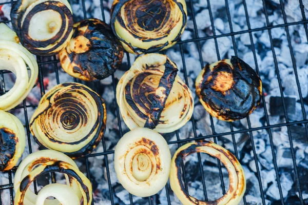 Oignons Grillés Dans Une Marinade Aux Herbes Sur Une Poêle — Photo