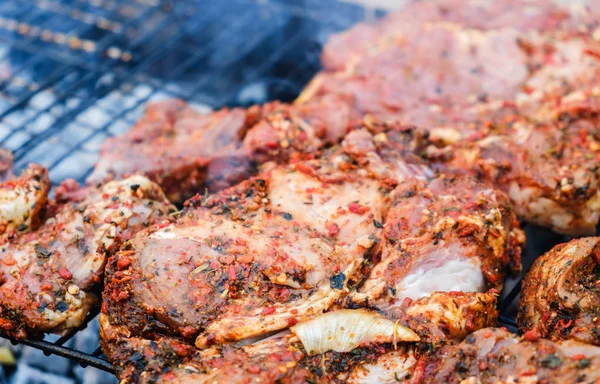 돼지고기 고기와 향신료에는 뜨거운 그릴과 Cookout — 스톡 사진