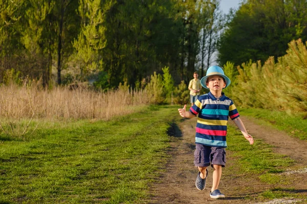 Gelukkig Kaukasische Kind Jongen Uitvoeren Weide Gras Zomer Natuurpark — Stockfoto