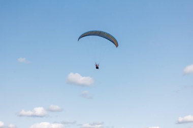 Spor, mavi gökyüzünde kanat uçan yamaçparaşütü