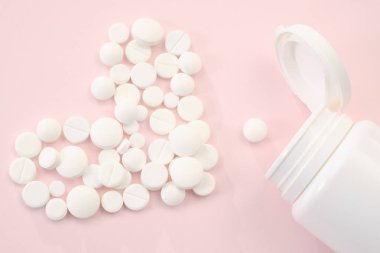 Tıbbi muayene, teşhis ve tedavi kavramlarını mavi arka planda, karışık hapları soru işareti olarak izole et