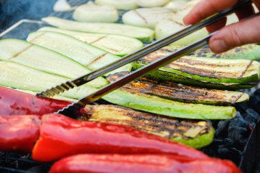 Bir ızgara üzerinde bir ot Marine ızgara sebze Kaydır, açık