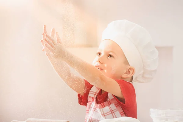 Маленький Хлопчик Костюмі Кухаря Ліпить Тіста Піци Дитина Зробити Обід — стокове фото