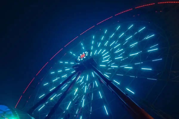 Rueda Ferris Luminosa Por Noche Una Niebla Divertido Carrusel Alto —  Fotos de Stock