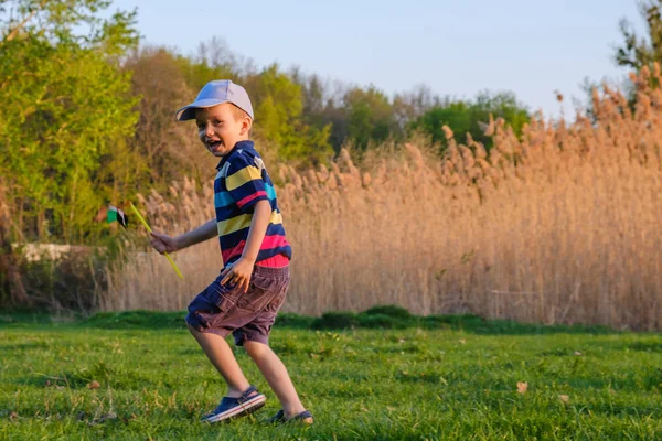 Gelukkig Kaukasische Kind Jongen Uitvoeren Weide Gras Zomer Natuurpark — Stockfoto