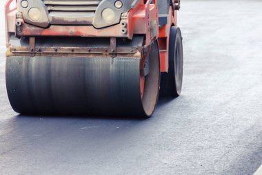 Yeni yol inşaat alanı üzerinde yol silindiri. Ağır makine ile yol çalışması.
