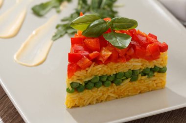 Sağlıklı yiyecekler. Sebzeli basmati. Vejetaryen yemeği. Basmati pilavı ahşap masada beyaz pirinç pişirdi..