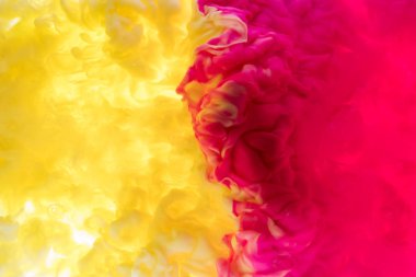 Suyun içinde mürekkep. Pembe ve siyah boya bir sıçrama. Arka plan rengi