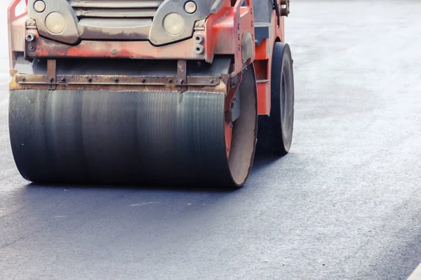 Yeni yol inşaat alanı üzerinde yol silindiri. Ağır makine ile yol çalışması.