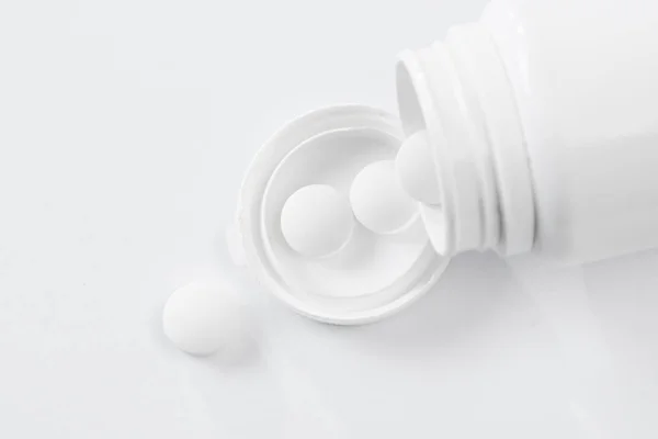Heap Van Tabletten Geneesmiddel Liggen Naast Plastic Fles Pillen Flessen — Stockfoto