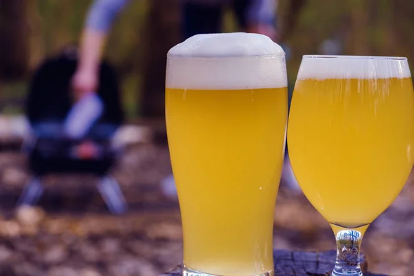 バック グラウンドでバーベキューに手羽先とビールのグラス 屋外バーベキュー — ストック写真