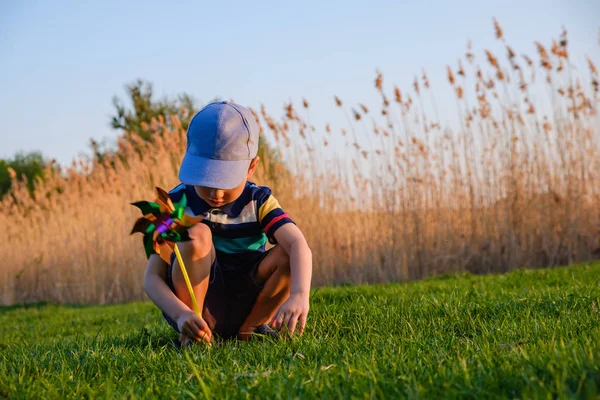 Jongen Spelen Met Windmolen Groene Gras Van Het Strand Zomer — Stockfoto