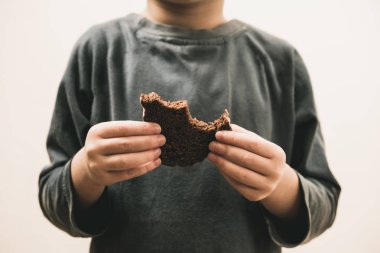 Çocuk dilenci ucuz kirli ekmek yeme. Zavallı çocuk ve insanlar bağış gönüllü kavramı.