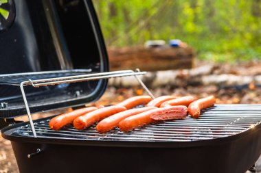 Keşhanede eşek muhabbeti kol doğada duruyor. Aile, lezzetli yemek için balık evde sigara.