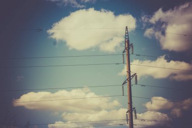 Yüksek gerilim güç dikmesi karşı mavi gökyüzü ve bulutlar