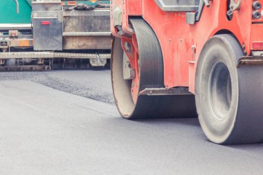 Yeni yol inşaat sitesinde çalışan yol silindiri. Ağır makine ile yol çalışması.