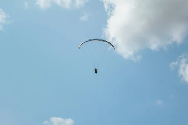 Parapente Voando Esporte Asa Céu Azul — Fotografia de Stock