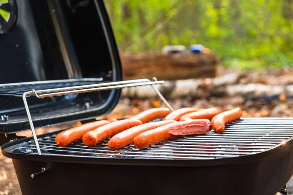 Keşhanede eşek muhabbeti kol doğada duruyor. Aile, lezzetli yemek için balık evde sigara.