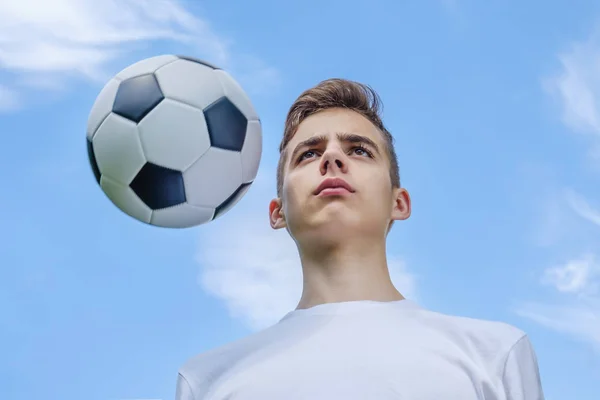 Dospívající Chlapec Fotbalovým Míčem Pozadí Modré Oblohy — Stock fotografie