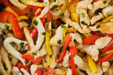 Kızarmış sebzeli tava ve dürümler için tavuk. Akşam yemeği için yakın plan burrito yemeği..