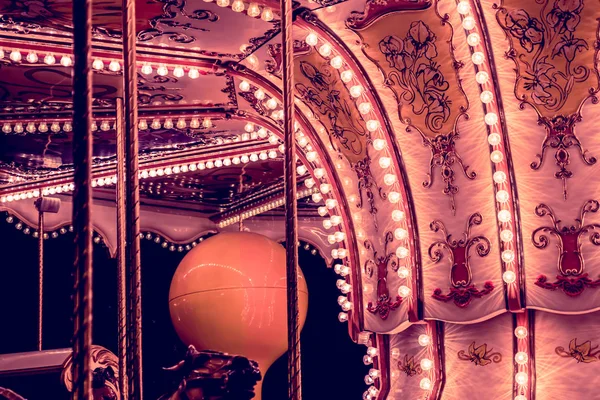 Çocuk Carousel, akşam ve gece aydınlatma bir eğlence parkında. gece eğlence parkı. Açık vintage renkli atlıkarınca içinde şehir. Vintage fotoğraf işleme
