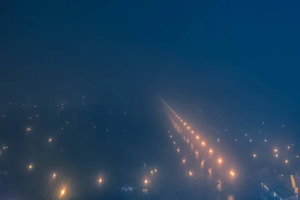 Νύχτα Χειμώνα Πάρκο Στην Ομίχλη Φώτα Κατά Μήκος Της Λεωφόρου — Φωτογραφία Αρχείου