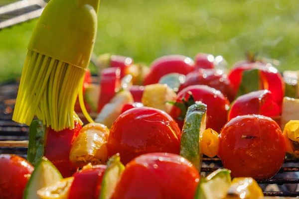 Gegrillte Gemüsespieße Einer Kräutermarinade Auf Einer Grillpfanne Zwiebel Von Oben — Stockfoto
