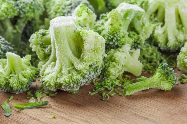 Verduras Brócoli Congeladas Sobre Tabla Cortar Madera —  Fotos de Stock