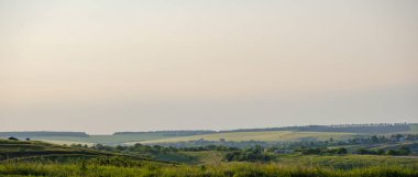 Yeşil alanlar ve tepelerde bir yaz gününde